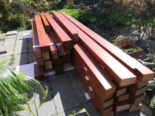 Ogród zimowy - elementy konstrukcyjne z drewna mahoniowego przed złożeniem